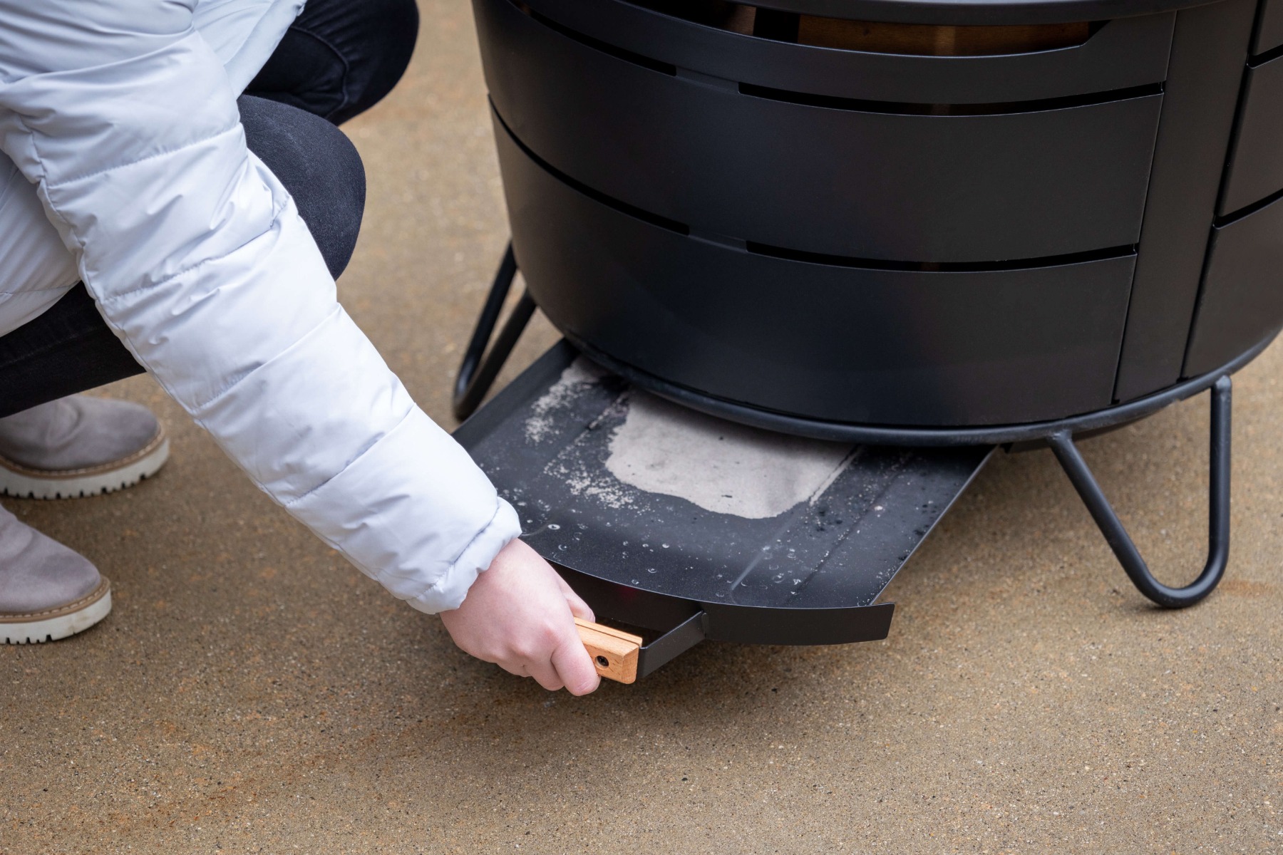 woman opening the ash tray to empty the ash